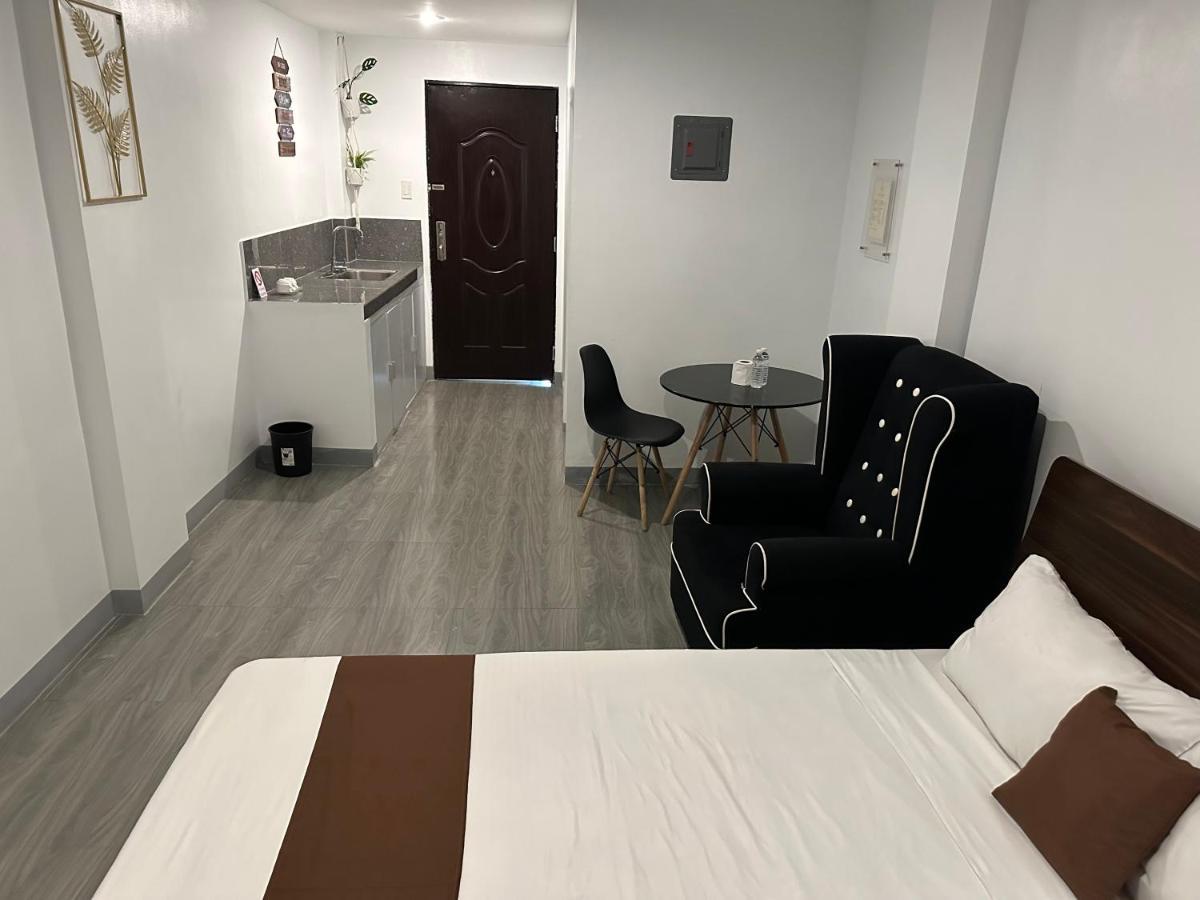 Aden Hotel Makati City Екстериор снимка