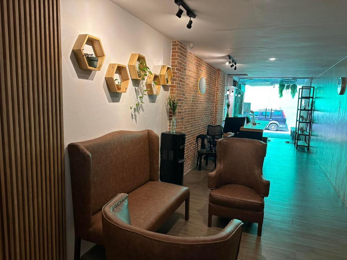 Aden Hotel Makati City Екстериор снимка