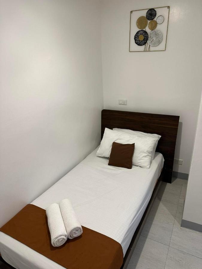 Aden Hotel Makati City Екстериор снимка